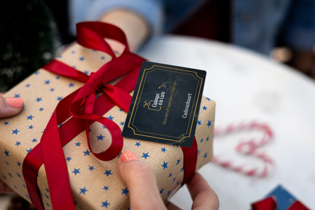 GroupCardNL's tweet image. Nog geen kerstcadeau geregeld? Geef medewerkers en relaties een lokale cadeaukaart! We bieden lokale cadeaukaarten aan in Aalsmeer, Deventer, 't Gooi en nog veel meer gemeenten in Nederland. Ga naar cadeauxalacarte.nl en geef je bestelling uiterlijk 15 december door.