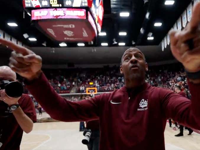 barstoolsports's tweet photo. Smart Business - Montana's Basketball Coach Wants Home Court Advantage, So He's Buying Beer For Students Who Show Up To Their Game Tonight https://t.co/6IvMNjkaHN https://t.co/qdxikbkuMK