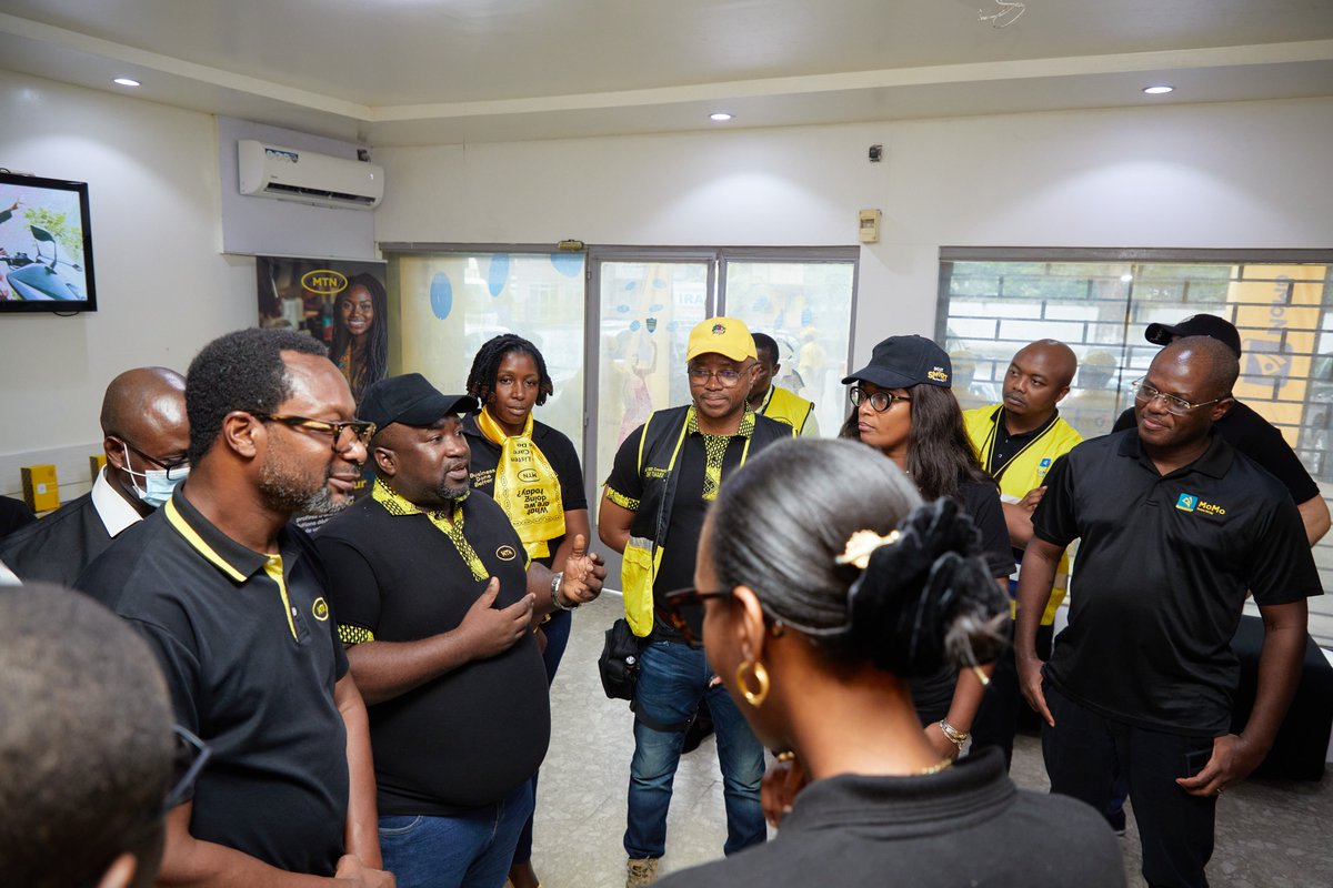 MTNCameroon's tweet image. .@MTNCameroon recently hosted a high-level delegation from @MTNGroup, led by GCCO @selorm_adadevoh. The visit included a market tour to understand our operations firsthand. First, they visited Spectrum touchpoint. 
#DoingGoodTogether #DoItSmart #CloseTheGap
