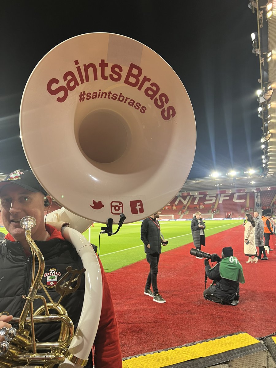 Midweek under the lights. 👌🎶🎺

#saintsfc #southampton #epl #premierleague #music #soton #drums #brass #band #saxophone #trombone #trumpet