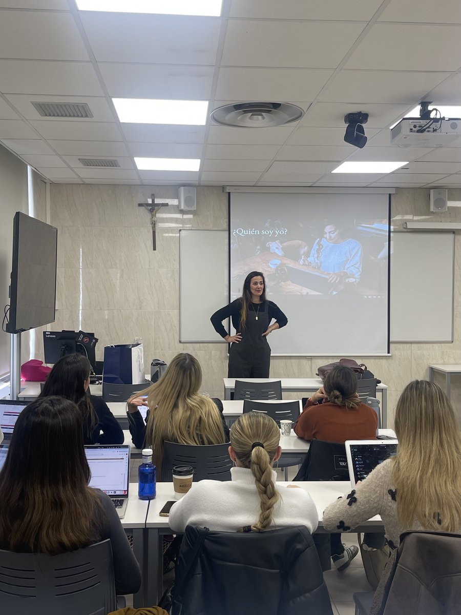 LauraZazo's tweet photo. Esta semana en la @ufvmadrid  hemos continuado con el ciclo de encuentros con profesionales del sector para nuestros alumnos de Comunicación Digital y nos ha acompañado nuestra alumni @CovadongaGM para hablarnos de fotografía de marca y marketing de contenidos https://t.co/3lx0pupJZj