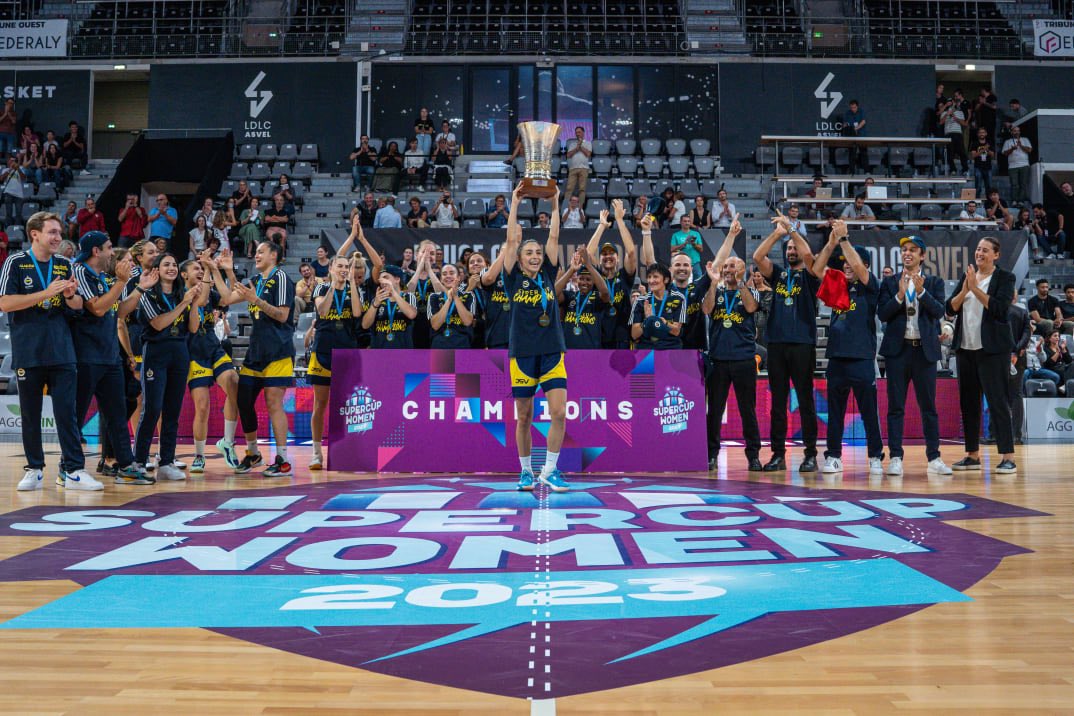 TekYolFener's tweet photo. #SONDAKİKA | Kadın Basketbol takımımız Fenerbahçe Opet, ÇBK Mersin'i 65-64 mağlup ederek Cumhurbaşkanlığı Kupası'nın sahibi oldu!

Fenerbahçe Opet, mücadele ettiği son 8 turnuvanın tamamını kazandı.

🏆 2022-2023 Türkiye Ligi
🏆 2023 EuroLeague
🏆 2023 FIBA Süper Kupa
🏆 2024 EuroLeague
🏆 2023-24 Türkiye Ligi
🏆 2024 Türkiye Kupası
🏆 2024 FIBA Süper Kupa
🏆 2024 Cumhurbaşkanlığı Kupası

POTANIN KRALİÇELERİ İLE GURUR DUYUYORUZ! 💛💙
