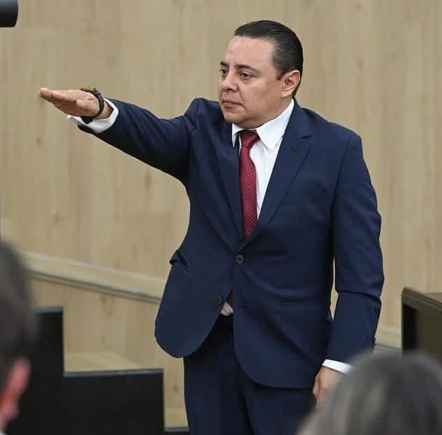 efrenmeneses's tweet photo. En el @PJE_Chiapas inicia la #NuevaERA con Juan Carlos Moreno Guillén como Magistrado Presidente, encomienda que sin duda marcará un camino lleno de retos en donde la aplicación de leyes y justicia serán más visibles, enhorabuena por este compromiso @Jcmorenog. https://t.co/IbB8nTXsdn