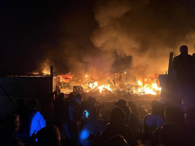 Katil İsrail Gazze’nin güneyindeki Han Yunus’ta “Güvenli alan” ilan ettiği el-Mevasi’de çadırları bombaladı.
Şehit ve yaralıların olduğu aktarıldı.