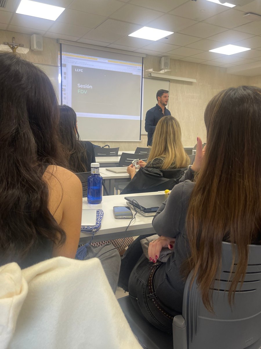 LauraZazo's tweet photo. Y para terminar el ciclo de encuentros profesionales, los alumnos de Comunicación Digital de la @ufvmadrid  han podido hablar con Kiko García Donate de @LLYC_Global sobre creatividad, influencia e innovación https://t.co/drCIMOVgUd