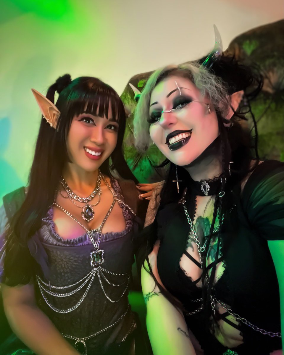 itsMishamai's tweet photo. Didn’t get to post my Day 2 #TRF ! @thehexhypoxia and I forged railspike daggers, hung out at Wyrmwood Public House , drank dragons blood, and had a BLAST 🥹 can’t wait to work on this VLOG next for YouTube! #texasrenaissancefestival #texasrenfest https://t.co/sfPW8VJfZT