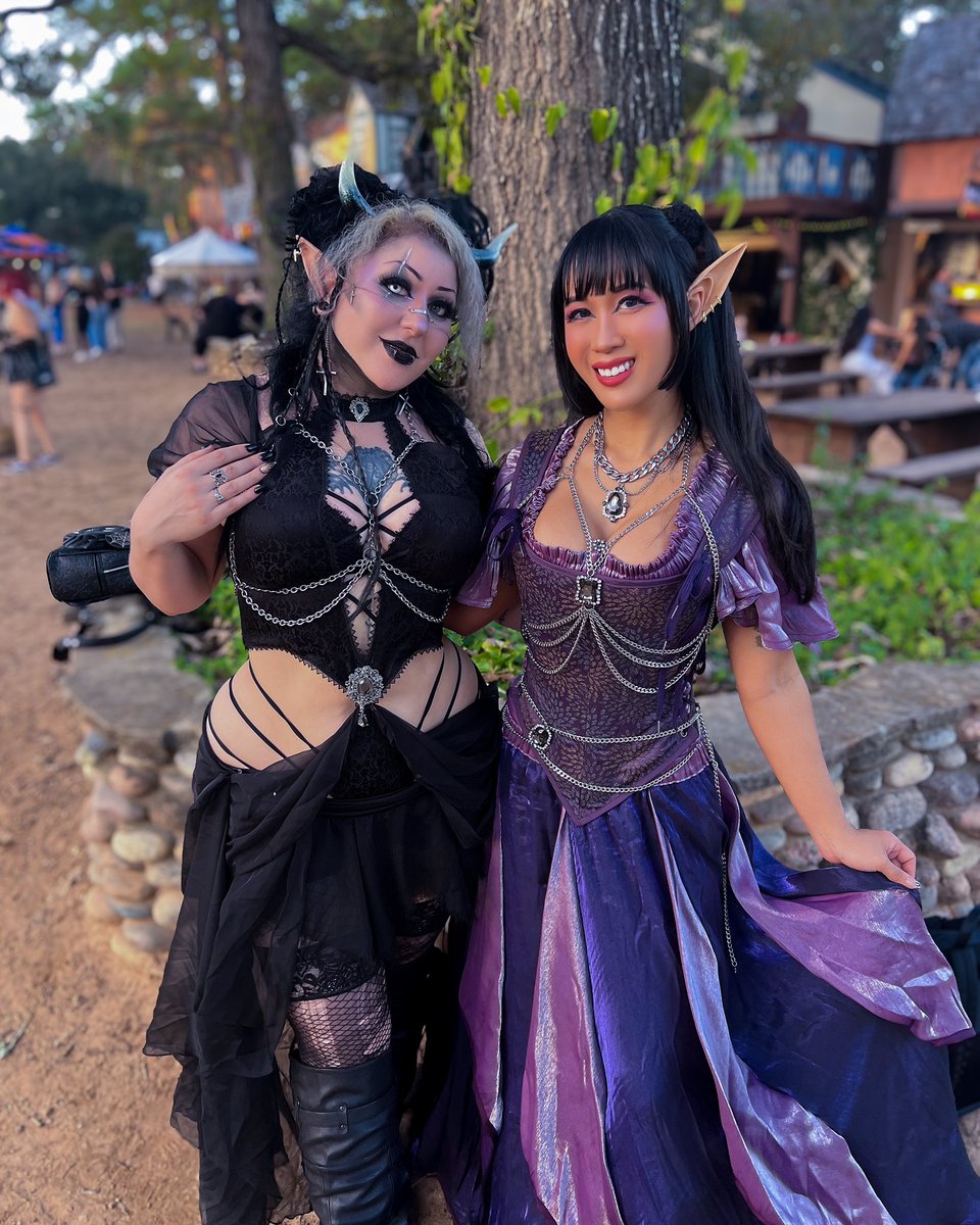 itsMishamai's tweet photo. Didn’t get to post my Day 2 #TRF ! @thehexhypoxia and I forged railspike daggers, hung out at Wyrmwood Public House , drank dragons blood, and had a BLAST 🥹 can’t wait to work on this VLOG next for YouTube! #texasrenaissancefestival #texasrenfest https://t.co/sfPW8VJfZT