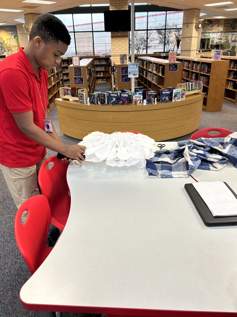 LibraryODMS's tweet image. Snowflakes were a hit! A quick, creative and fun way to bring in winter season! #ODMS_LateLibrary @ODMSMustangs @Alief_Libraries