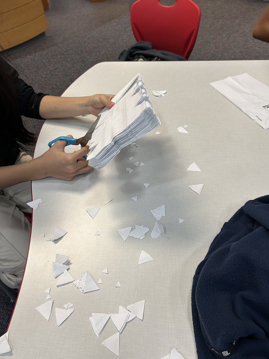 LibraryODMS's tweet image. Snowflakes were a hit! A quick, creative and fun way to bring in winter season! #ODMS_LateLibrary @ODMSMustangs @Alief_Libraries