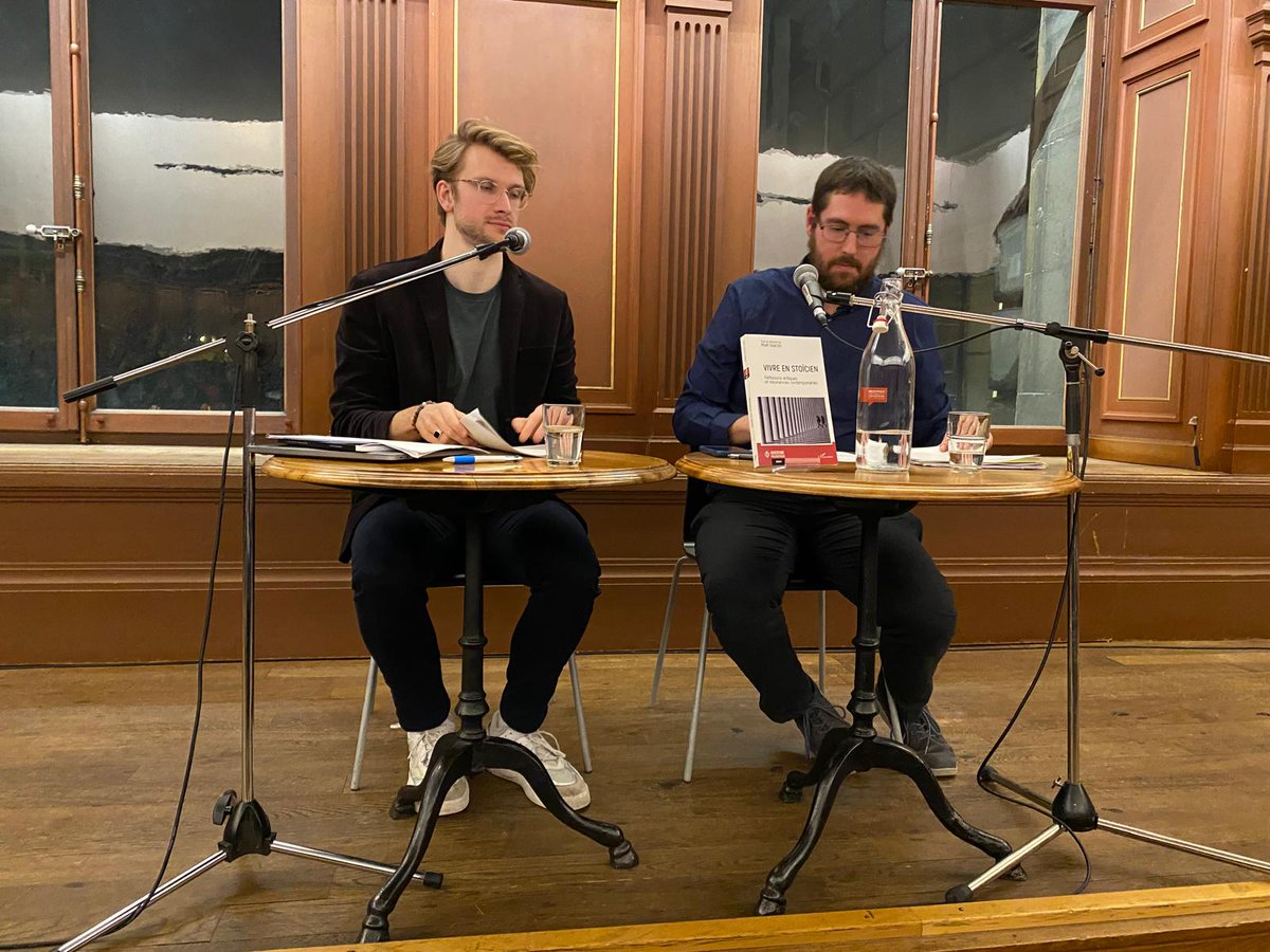 MaelGoarzin's tweet photo. Apprendre à lire pour apprendre à vivre: c'était le thème du dernier apéro-philo de l'année, en compagnie de @RegardStoicien, secrétaire adjoint de @StoaGallica. 

Merci @BCULausanne pour l'organisation de ces apéros-philo, et rendez-vous l'année prochaine pour un nouveau cycle! https://t.co/PuveEQ9o9T