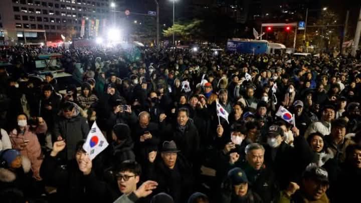 MehreenakramAw2's tweet photo. This is South Korea 🇰🇷,,, baby

The shortest martial law in the world history imposed at 10:30 pm (3 December 2024) and lifted at 4:30 am (4 December 2024). The martial law continued only for 6 hours.
Salute to the well educated and civilised people of South Korea 🇰🇷 https://t.co/BLqq5BSTQV