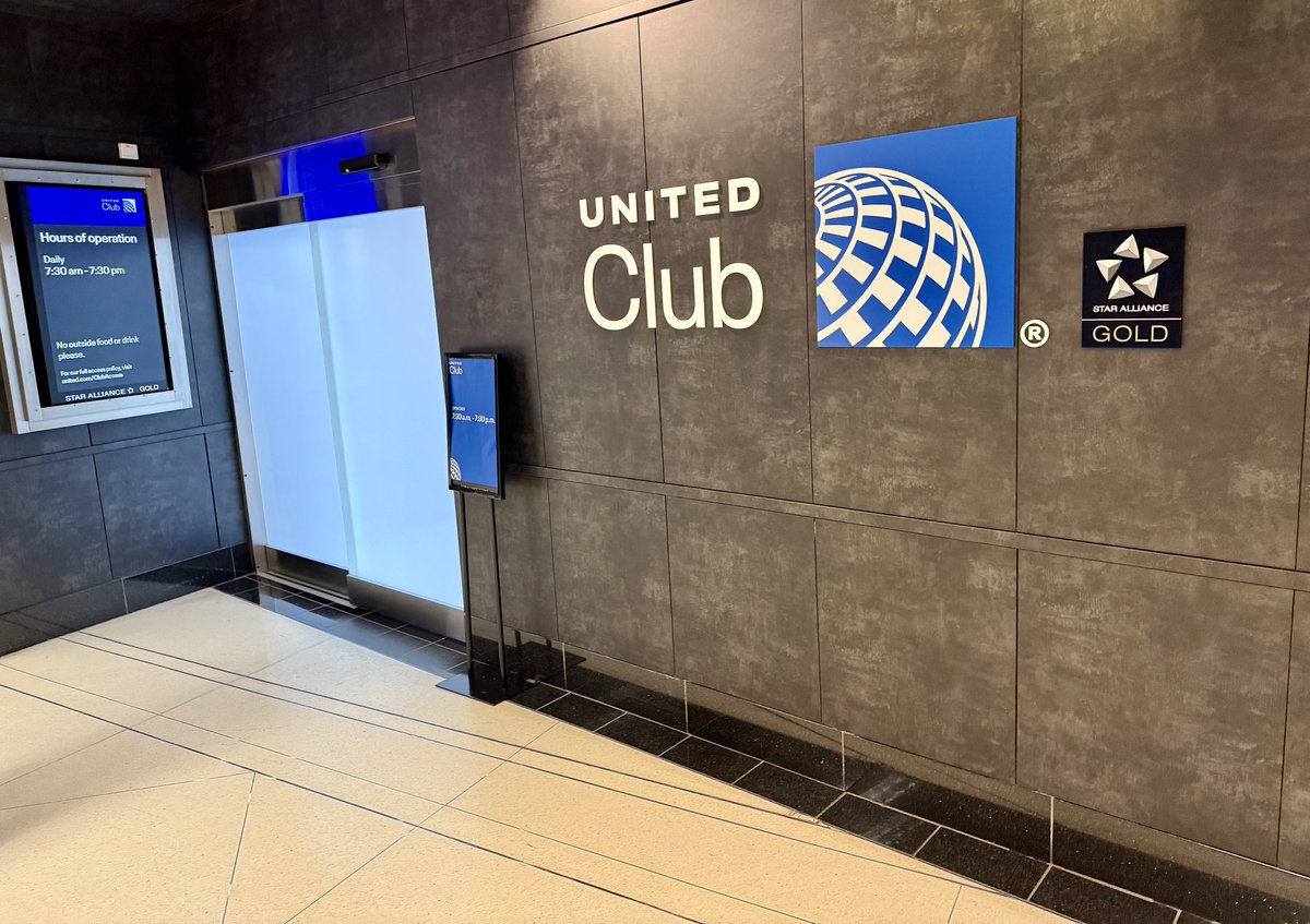 losanno's tweet photo. @united took over the old @delta Sky Club space @fly2ohare #unitedclub #lounge #thebulkheadseat https://t.co/TfAoIwJHK5