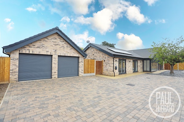 🏡✨ Discover this stunning executive detached new build bungalow – the perfect blend of modern design and cosy living. Your dream home awaits! 🏠💫

paulhubbardonline.com/property/glebe…

#happyhubbardhome #sales #NR32 #property