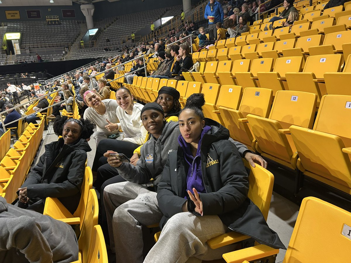 AppStateRISE's tweet image. ATHLETES SUPPORTING ATHLETES 🟡⚫️

Cheering on our Men’s Basketball team last night, getting the win over MACU! 
#GoApp