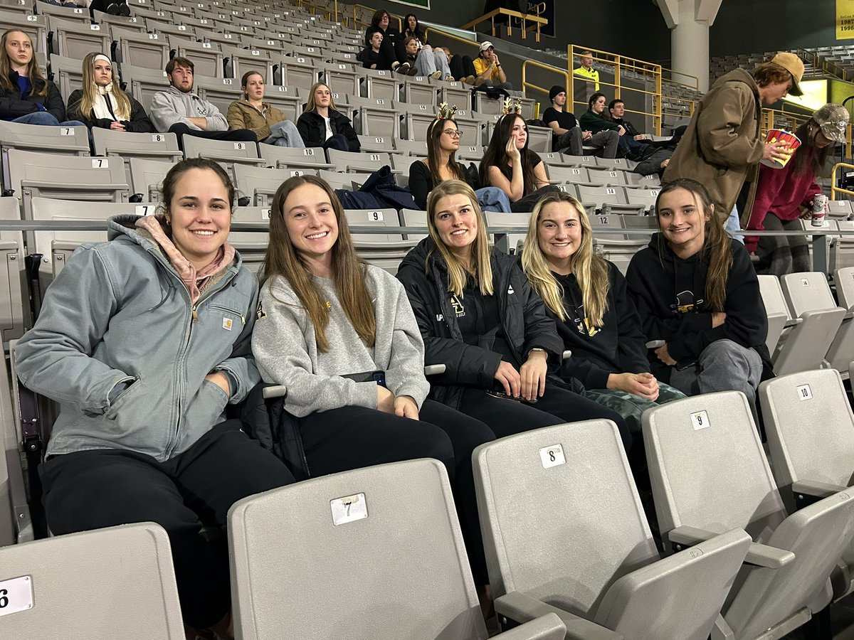 AppStateRISE's tweet image. ATHLETES SUPPORTING ATHLETES 🟡⚫️

Cheering on our Men’s Basketball team last night, getting the win over MACU! 
#GoApp