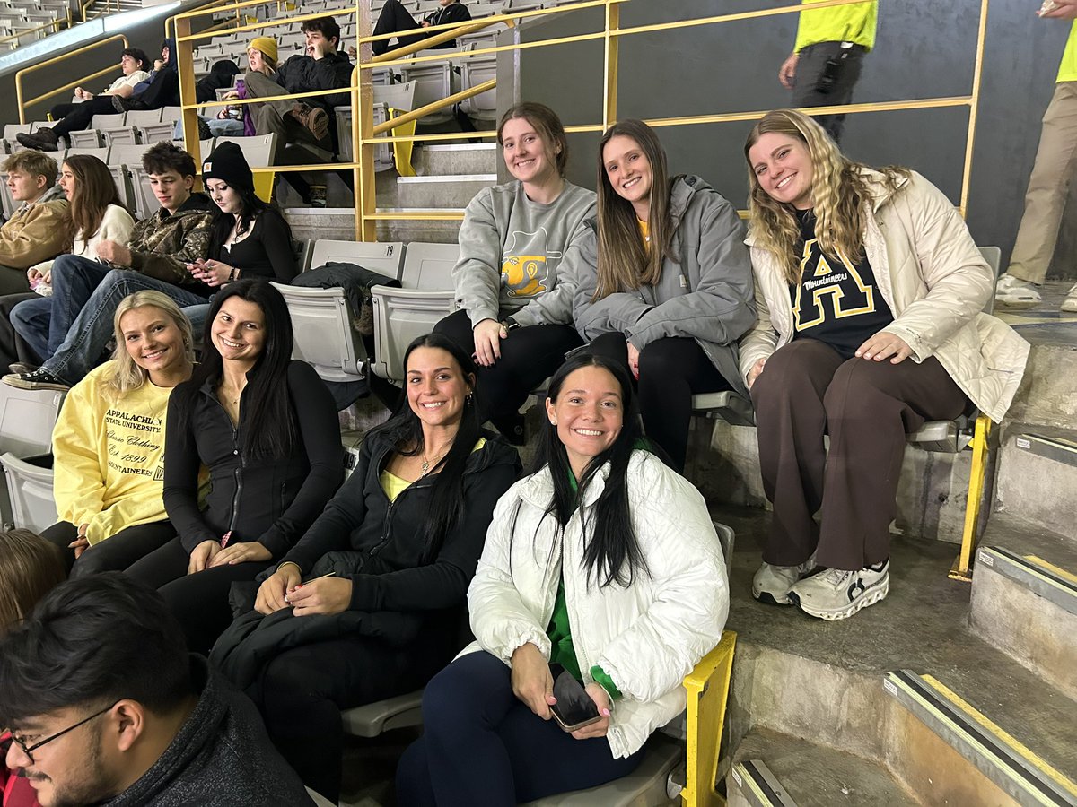 AppStateRISE's tweet image. ATHLETES SUPPORTING ATHLETES 🟡⚫️

Cheering on our Men’s Basketball team last night, getting the win over MACU! 
#GoApp