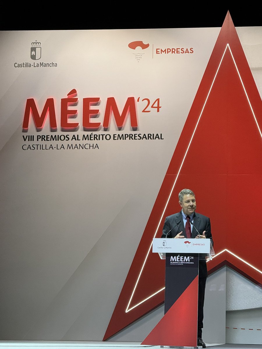 FUCICLM's tweet photo. En la entrega de los VII Premios al Mérito Empresarial de @gobjccm 
Generando Confianza, también en los consumidores. 
Nuestro Presidente @PedroRomerR asiste en representación del Consejo de Consumidores de C-LM. https://t.co/8JmZyCWGSD