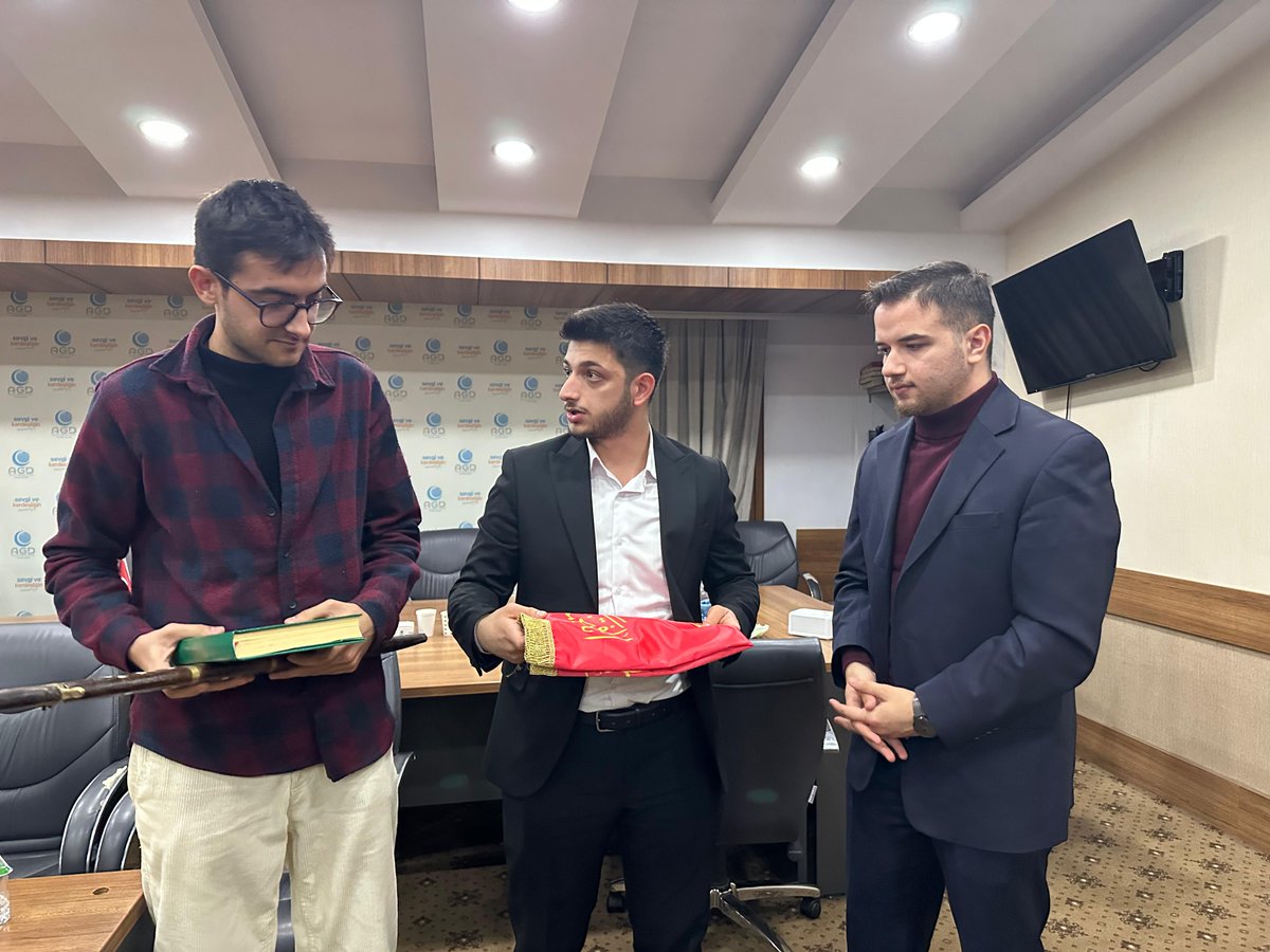 fakultedebiyat's tweet photo. Şanlı Edebiyatta Riyaset
Geçtiğimiz günlerde yapılan riyasetimizde 35. Şanlı Edebiyat reisimiz Emincan YAŞA, görevini Onur BARHAN reisimize devretmiştir. ALLAH, Emincan YAŞA reisimizden razı olsun. Yeni reisimiz Onur BARHAN'ın yardımcısı olsun.

MİLLİ GENÇLİK BURADA DİMDİK AYAKTA https://t.co/EzzO6PGzgG