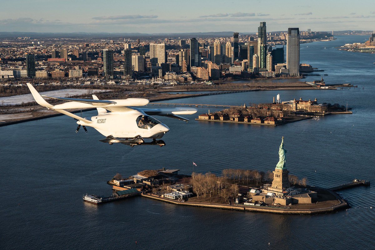 3rdstoneimages's tweet photo. @SonyAlpha Beta Technologies all electric ALIA airplane flies around the Statue of Liberty. Sony a7 iv and the 24-105mm f4 lens from the AS350 helicopter. https://t.co/Rp6O7cBmDZ