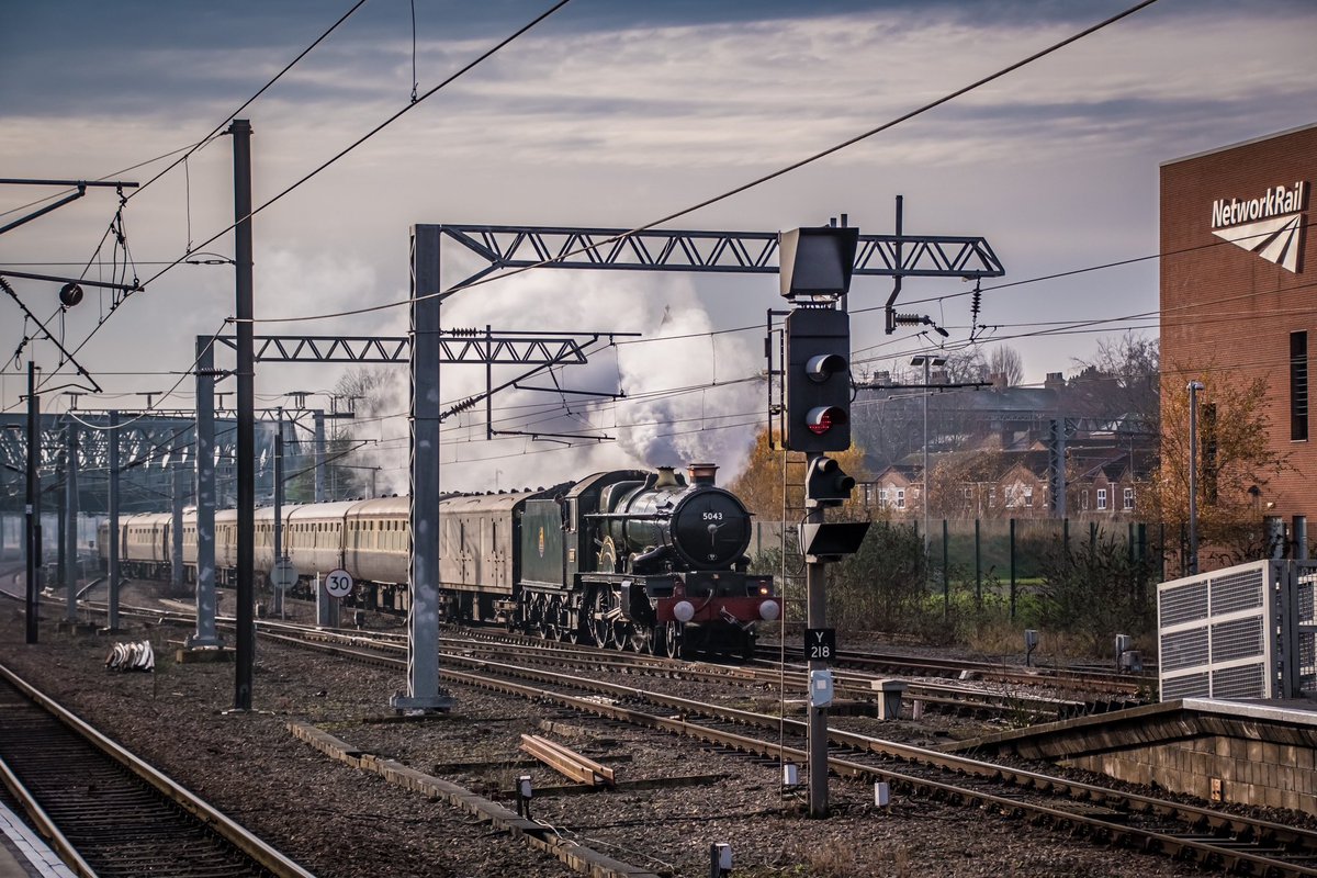 ASMRailPhotos's tweet photo. ๐๏ธ| 1Z15 0855 Birmingham New Street to York
๐ฃ| Vintage Trains
๐๏ธ| The Christmas White Rose to York Christmas Market
๐| GWR 4073 Castle Class 5043 โEarl of Mount Edgcumbeโ
๐| Class 47773 (D1775)
๐| York
๐| 04/12/2024
#castleclass #gwrcastleclass #vintagetrains https://t.co/NFnqUbBSCy
