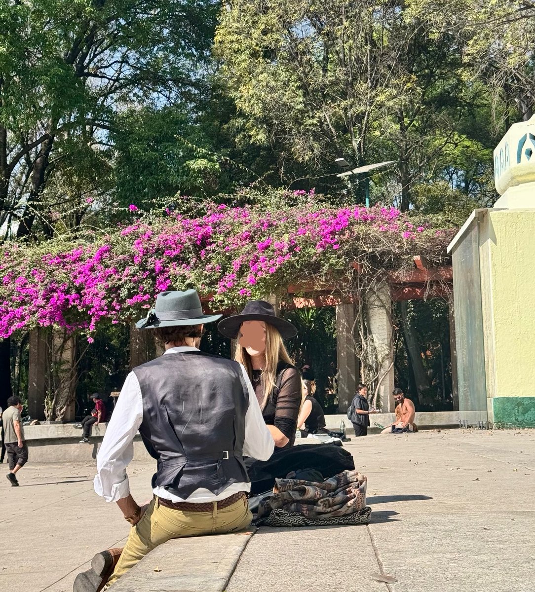 BowTiedPassport tweet media