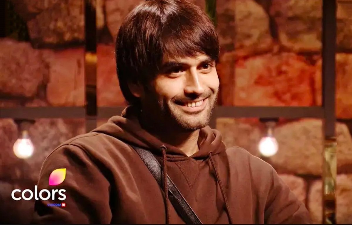 Witty_Alisha's tweet photo. Vivian Dsena is Main Character Of This Entire Season ❤️😎

He will win #BiggBoss18 trophy 🤝
Others are just fighting for runner up position. That's the tweet. 🤚

#VivianDsena #VDians #BiggBoss18 #BB18 https://t.co/2U2WpcOn1a