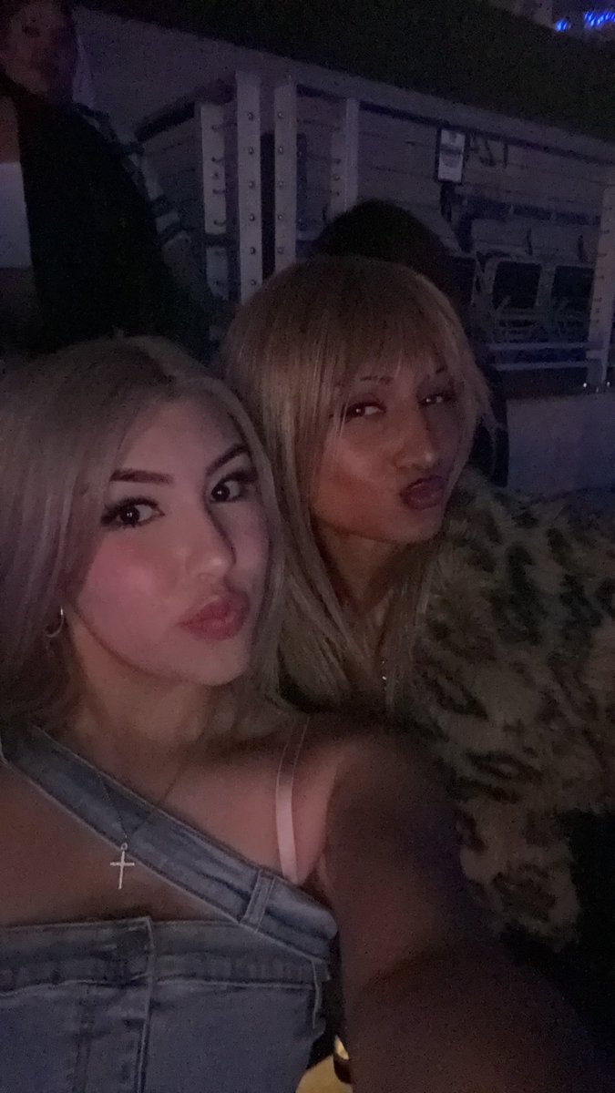 gyuvinseyepatch's tweet image. GUYS I MET RHEA, LARAS MOM AND DANIELAS MOM AT JINGLE BALL FORT WORTH LAST NIGHT, AND DANIELAS MOM SENT HER A PIC OF MY OUTFIT. #eyekons #KATSEYE #JingleBall2024 #KISSJingleBall