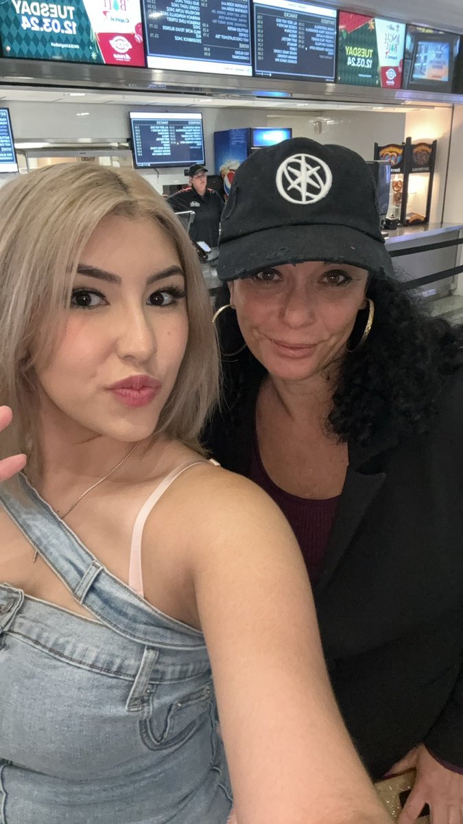 gyuvinseyepatch's tweet image. GUYS I MET RHEA, LARAS MOM AND DANIELAS MOM AT JINGLE BALL FORT WORTH LAST NIGHT, AND DANIELAS MOM SENT HER A PIC OF MY OUTFIT. #eyekons #KATSEYE #JingleBall2024 #KISSJingleBall