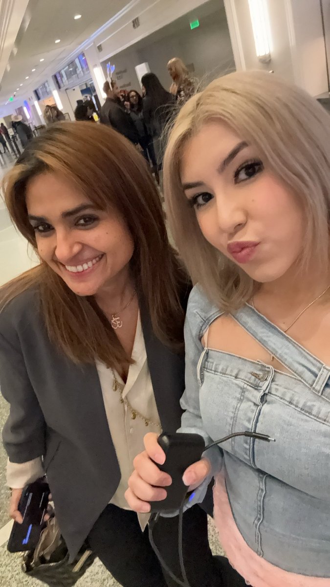 gyuvinseyepatch's tweet image. GUYS I MET RHEA, LARAS MOM AND DANIELAS MOM AT JINGLE BALL FORT WORTH LAST NIGHT, AND DANIELAS MOM SENT HER A PIC OF MY OUTFIT. #eyekons #KATSEYE #JingleBall2024 #KISSJingleBall