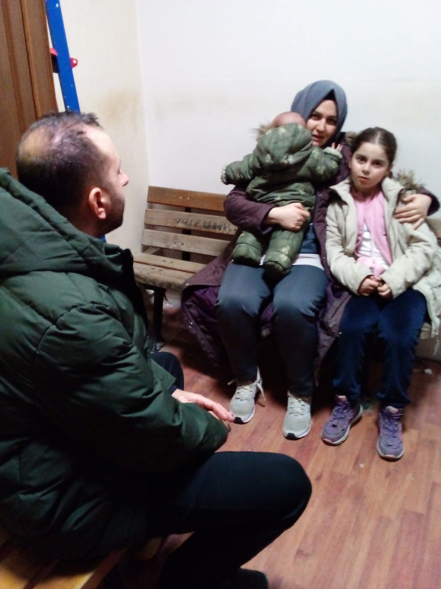 ṢU TAG'A BİR EL ATSAK GÜZEL İNSANLAR...

Sema Gökkan'ın Eṣi:

"Eşim Sema Gökkan ve 4 aylık bebeğimiz Uras'la Edirne Cezaevinde.

Ben de Sincan Cezaevi’nde 5 yıl hapis yattım.8y kızım,bensiz büyüdü.Kızım büyürken ben hapisteydim, şimdi annesi hapiste"

Uras4Aylık HapisteTutma