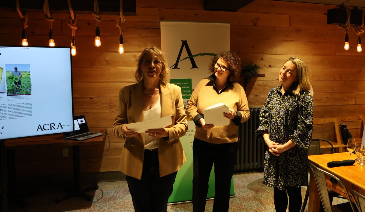 ACRAAssociation's tweet photo. Bravo à Sophie Lachapelle gagnante du prix Moïse-Cossette dans la catégorie actualités courtes pour son article « Pawpaw : un "fruit tropical" qui déclenche des passions » dans La Terre de chez nous, 12 juillet 2023 Voir tous les gagnants ici: https://t.co/RwYhSN0mCs https://t.co/3URVXbaFrT