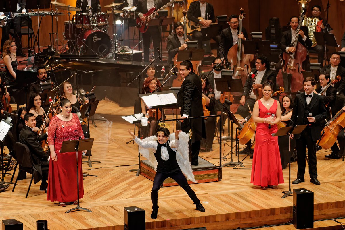 _MenuTeatral's tweet photo. 🎶✨ La Filarmónica de las Artes celebra la Navidad con un evento único: Navidad Espectacular Un concierto lleno de música sinfónica y voces destacadas, para compartir la magia de la Navidad en familia y reflexionar sobre los valores que nos unen. 
🗓 Fechas: 21, 22 y 25 de diciembre 📍 Sala Silvestre Revueltas - Centro Cultural Ollin Yoliztli, CDMX
https://t.co/h5YStNXSKO