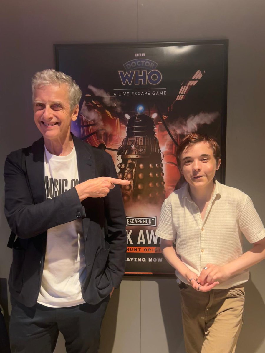 RaysofSunshine's tweet image. Imagine doing an escape room with the Doctor 🤯

17-year-old Alfie lived the #Whovian dream when we organised a visit to Escape Hunt to play a #DoctorWho Escape Room with #PeterCapaldi! 

At the end of the wish, Peter gave Alfie two original scripts from his time as Doctor 😍