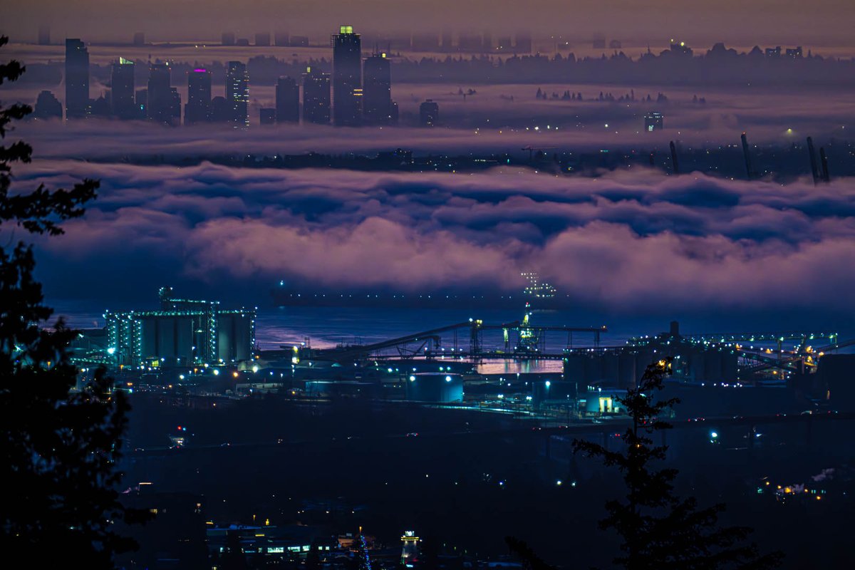 MarksGonePublic's tweet image. 🌅 Foggy sunrise vibes this morning. 💤 That 5 AM alarm is catching up with me—time for a quick nap! 😴 #SunrisePhotography #EarlyBird