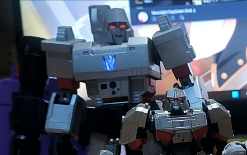 #Transformers #TransformerOne 
朋友分享的布鲁可威震天合影看起来像: