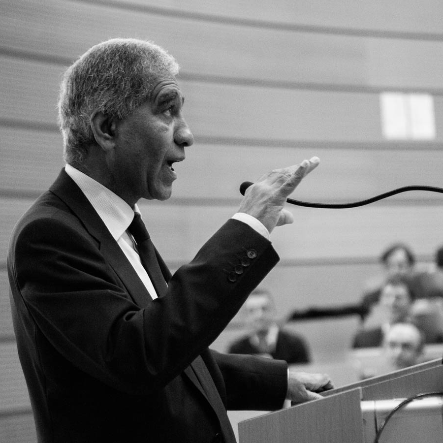 Mojib Latif redet in der FH in Hof. Das Foto ist schon ein bisschen älter - aber es war ein beeindruckender Vortrag.

#foto #schwarzweissfotografie #reportage #veranstaltungsfotografie #hofandersaale