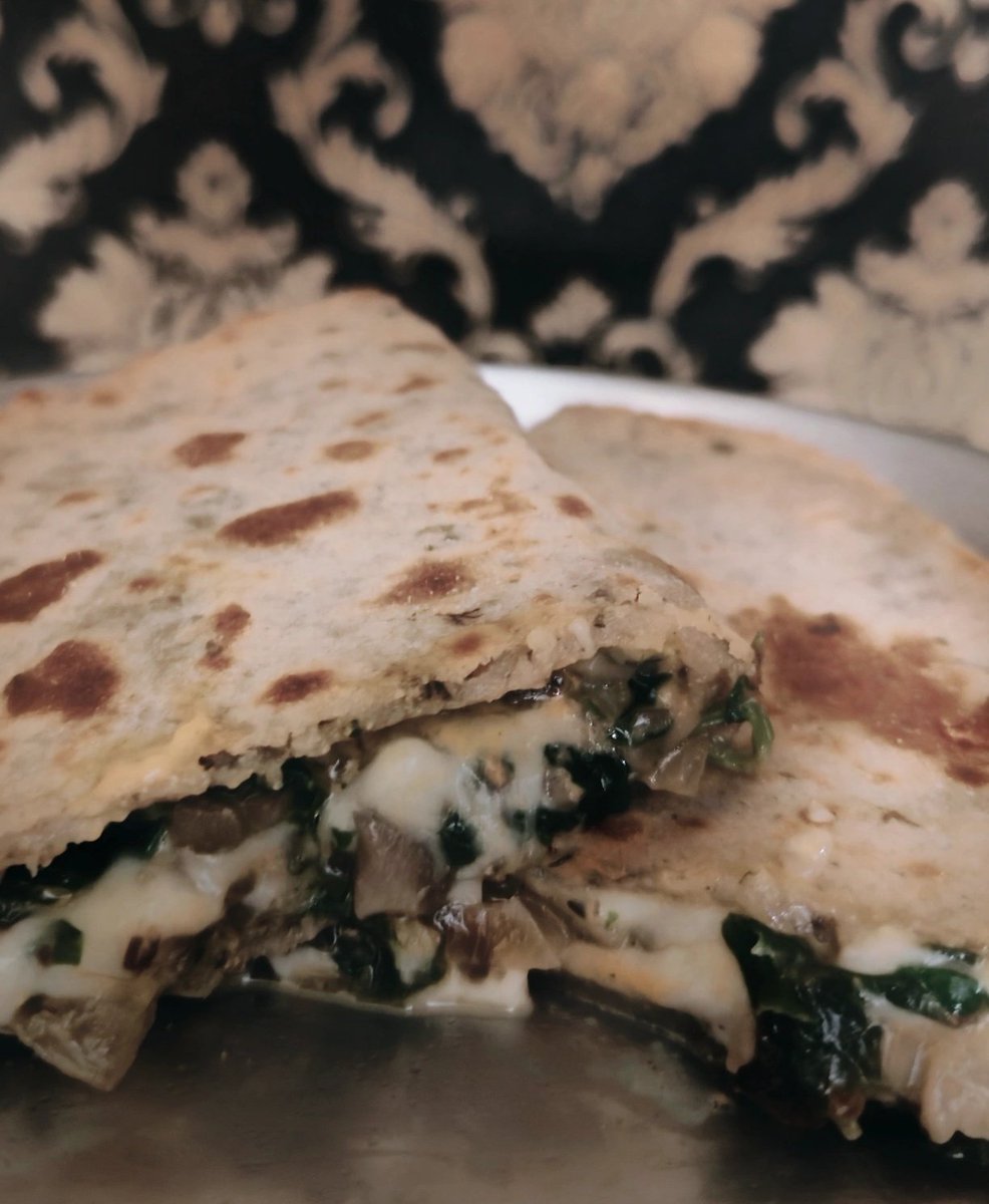 muthu_tara's tweet photo. I can't take aesthetic pictures of food to save my life, but here goes.
Spinach Mushroom Quesadillas
#taracooks #quesadilla #dinner https://t.co/i6Govg0NWc