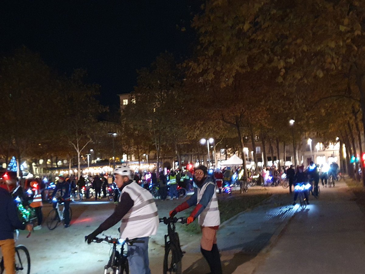 Bientôt le départ de la #VéloParade des Lumières !