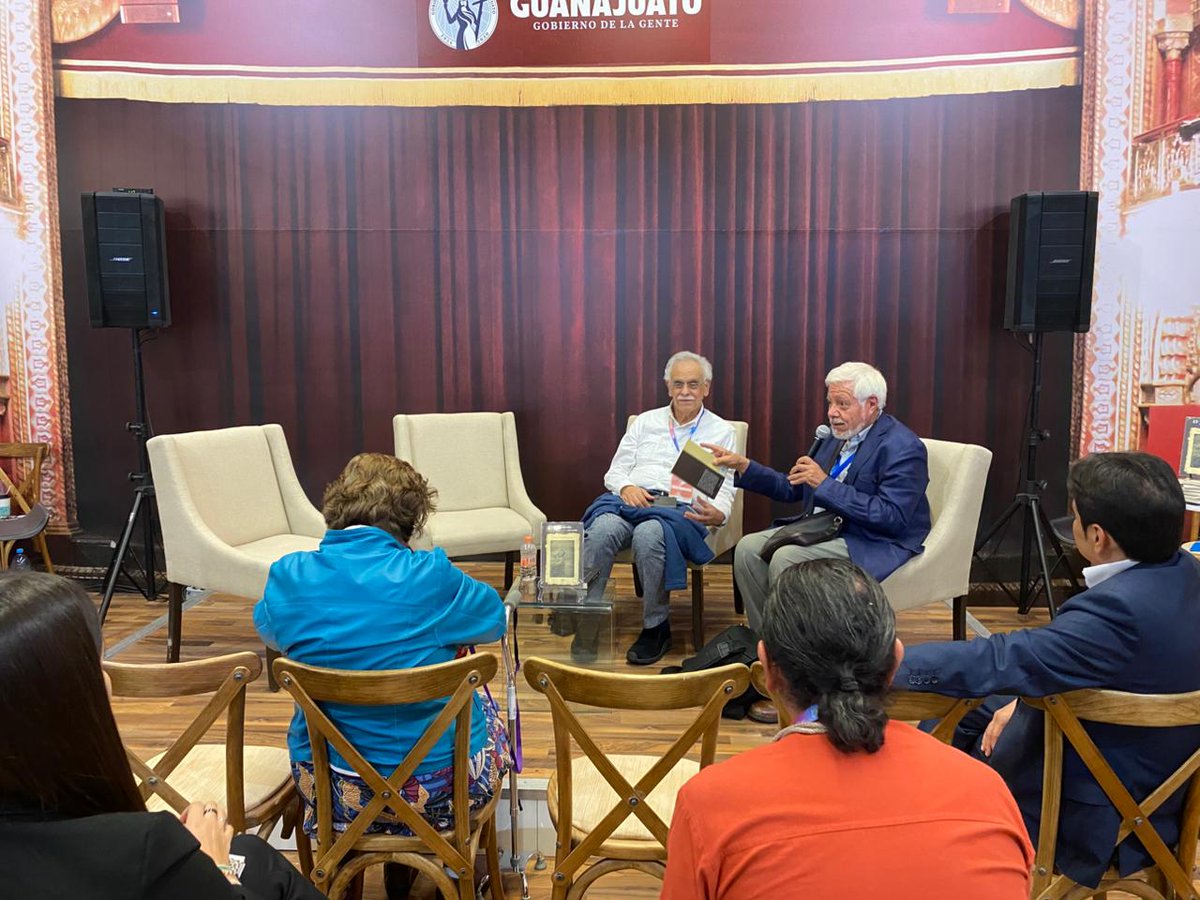 📚Compartimos con ustedes algunas imágenes de la presentación de “El cielo prometido y el infierno tan temido” de Carlos Martinez Assad  , realizada el lunes 2 en el marco de la Feria Internacional del Libro de Guadalajara .

#libreriabonilla #libros #twitter #lectura