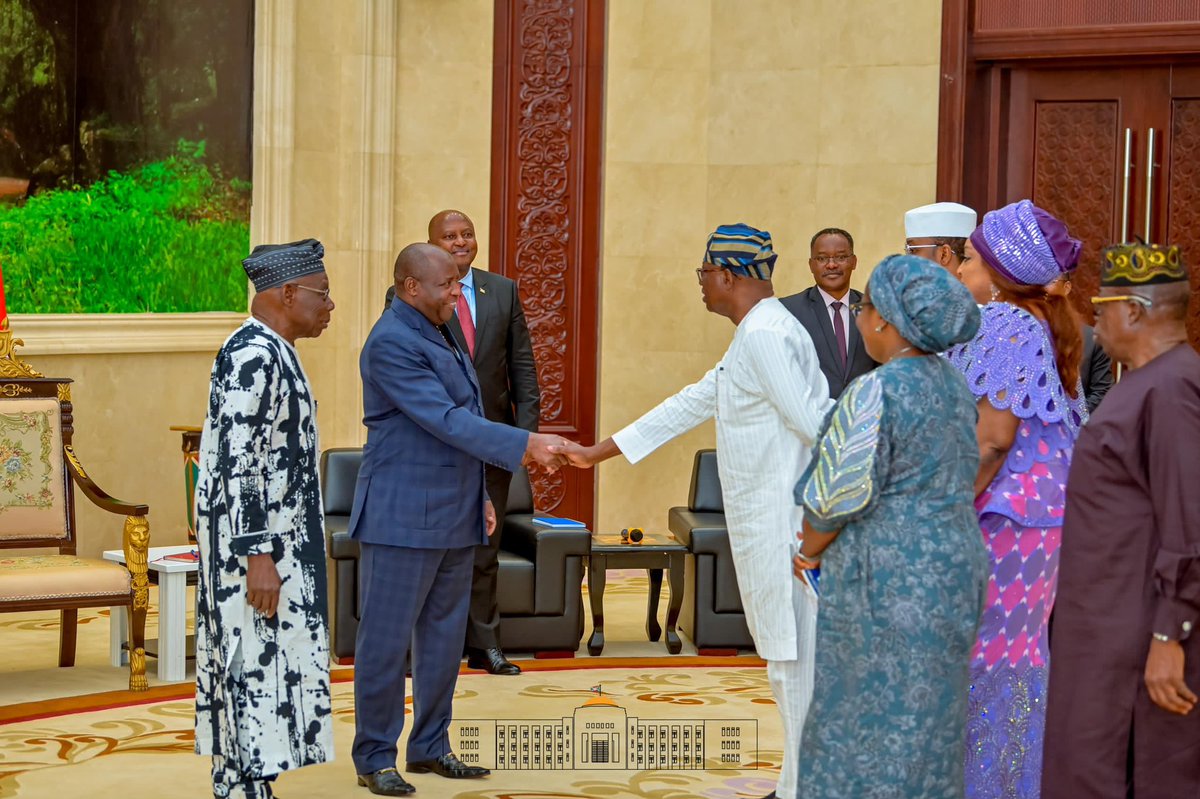NtareHouse's tweet photo. S.E @GeneralNeva a reçu en audience à @ntarehouse, l’ancien président de la République Fédérale de Nigeria, SE OLUSEGUN OBASANJO, conduisant une forte délégation d’investisseurs nigérians venus prendre part à la table ronde prévue du 5 au 6 décembre 2024 à Bujumbura https://t.co/qbgbglTLov