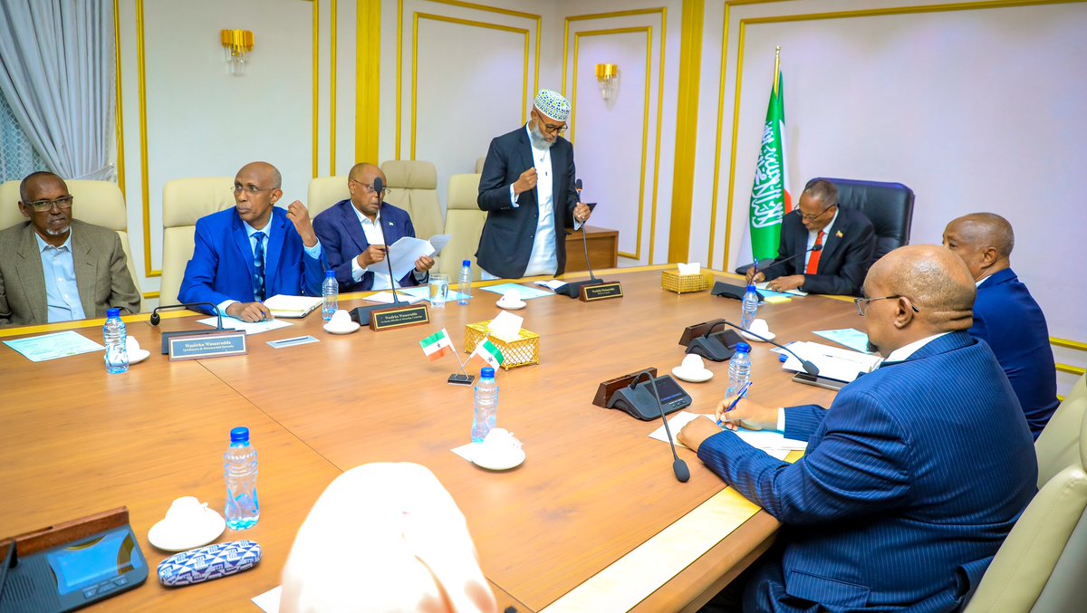 Presidencysl_'s tweet photo. President @musebiihi presides over the final Cabinet meeting.

Key highlights include:

✅ Successful elections, 90% funded locally
✅ KULMIYE's transition to a constructive opposition role
✅ A call for national unity and collaboration during this critical phase https://t.co/owZlmRTuFn