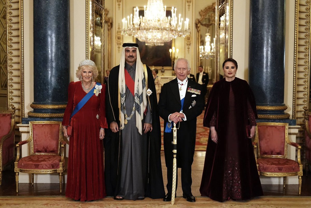 mustafaenesoglu's tweet photo. Bize yabancı ve özellikle Arap düşmanlığı aşılayan İngiliz aklının, Türkiye’ye kayması muhtemel yatırımların rotasını tekrar Londra’ya çevirmenin mutluluğunun resmidir. 

Oyuna geldiniz ey Halkım!

İngiltere Kralı Katar Emirini Arapça konuşma yaparak karşılamış. https://t.co/og6ieZ5Gd4
