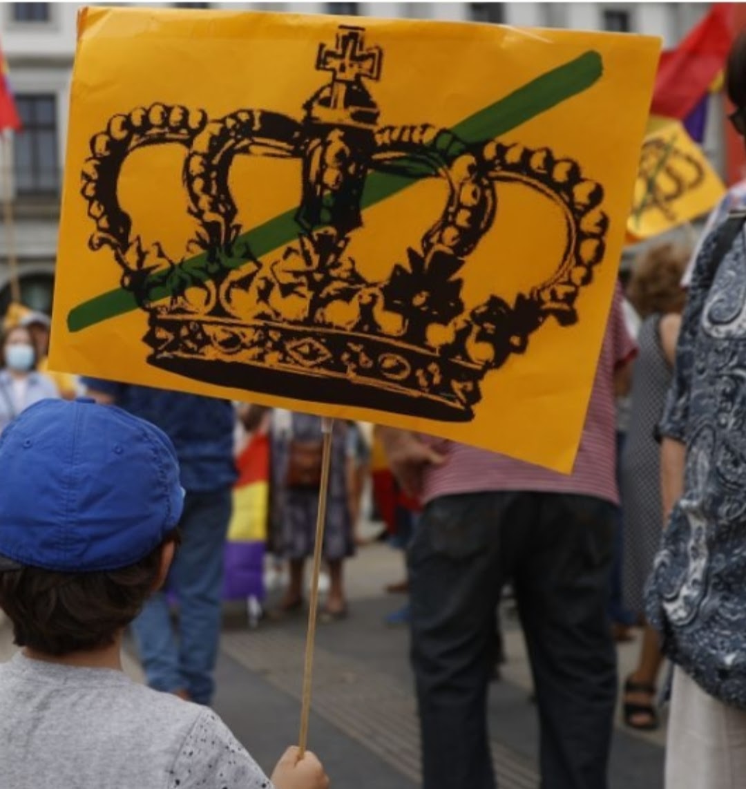 No más coronas heredadas ni cunetas olvidadas. 
#AbdicaYaFelipeVI