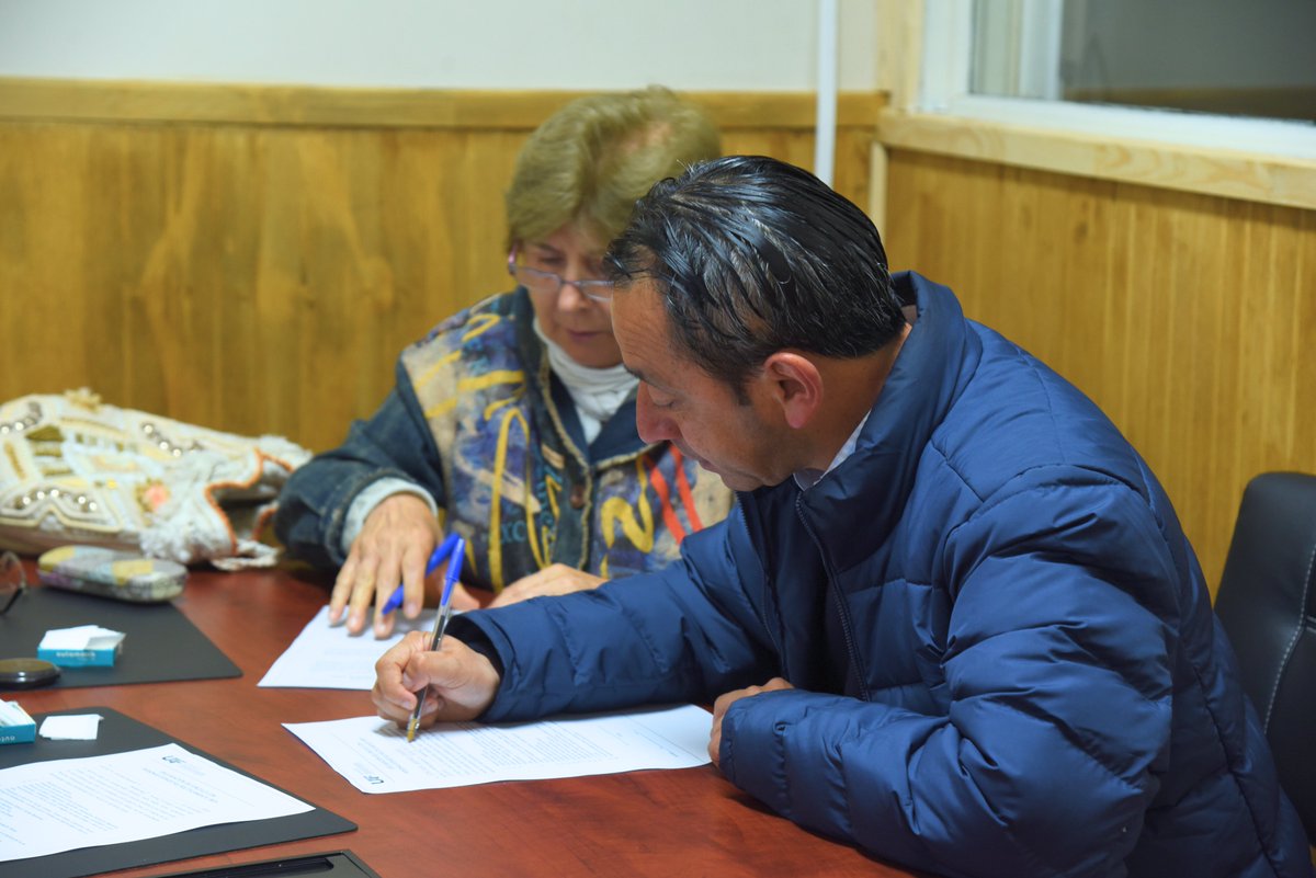 Se realizó la firma de la promesa de compraventa con propietarias del terreno contiguo al Cementerio Municipal de #Casma. Esto permite presentar un proyecto a <a href="/laSubdere/">Subdere</a>  para la adquisición  de 5 hectáreas, en la perspectiva de aumentar los espacios para sepultación.