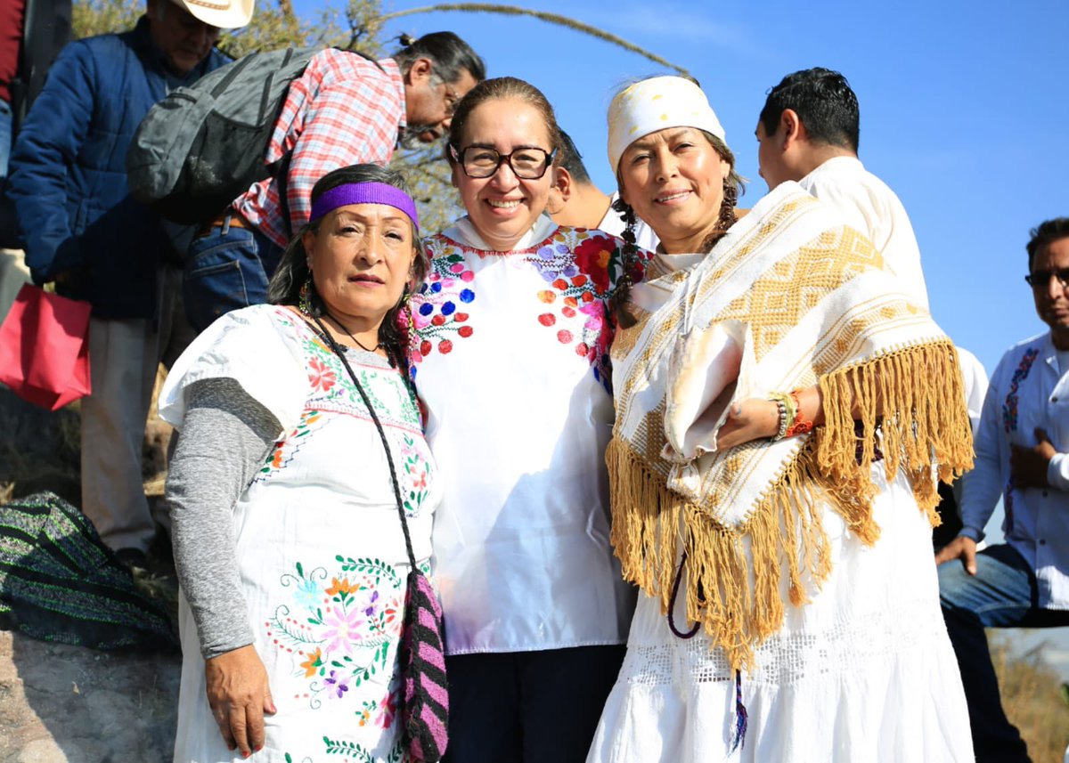 azucenacisneros's tweet photo. 🌸 Desde muy temprano llegamos al Parque Ehécatl. Hoy iniciamos una ceremonia muy significativa y profunda a cargo de nuestros pueblos originarios de #Ecatepec. Vamos a recibir el Bastón de Mando y nos estamos preparando, muy pronto les cuento todos los detalles y su significado. https://t.co/cDiLmLjAyV