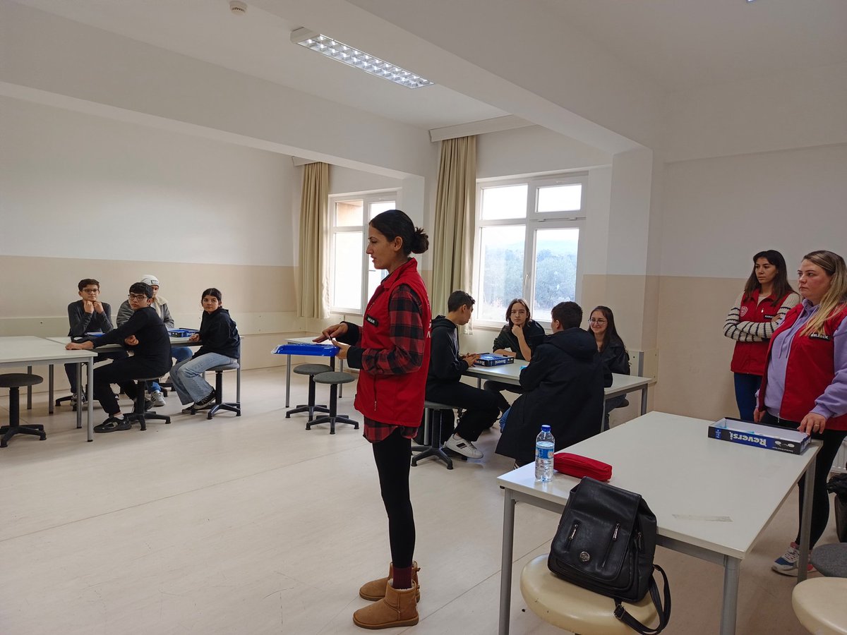 Bugün Merkezim Her Yerde'de Sosyal Bilimler Lisesi'ndeki gençlerimize Reversi Oyunumuzu öğrettik🤗