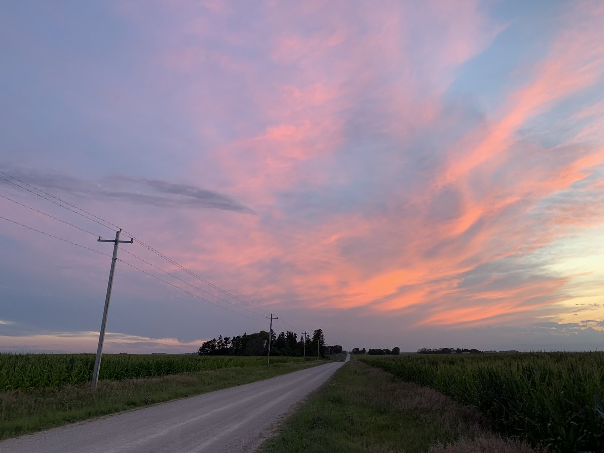 🌅Ever wondered how the sky paints itself in stunning colors during sunrise and sunset? It's all about light scattering! Check out our Appearance of the Sky article to learn how tiny molecules create those breathtaking pinks, oranges, and purples 🌇✨scied.ucar.edu/learning-zone/…