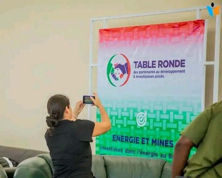 EpimacNiji92308's tweet photo. #BURUNDI,#TABLE_RONDE Des investisseur, Différentes personalités collaborant avec le Burundi sont déjà arrivés. @NtareHouse @MairieBuja https://t.co/BxmCu3cnwY