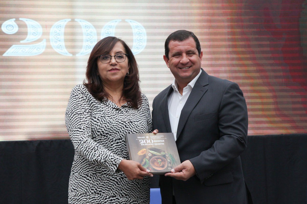 UTEoficial's tweet photo. ‘Manabí Gastronomía Milenaria: 200 Recetas, Sus Relatos y Secretos’, un libro presentado en la UTE, en homenaje a los sabores, historias y tradiciones de una provincia llena de sabores. @PrefecturManabi @Leoorlandoa 

Conoce más ➡️ https://t.co/RlfpZXwj6B https://t.co/a2b5qPMxsW