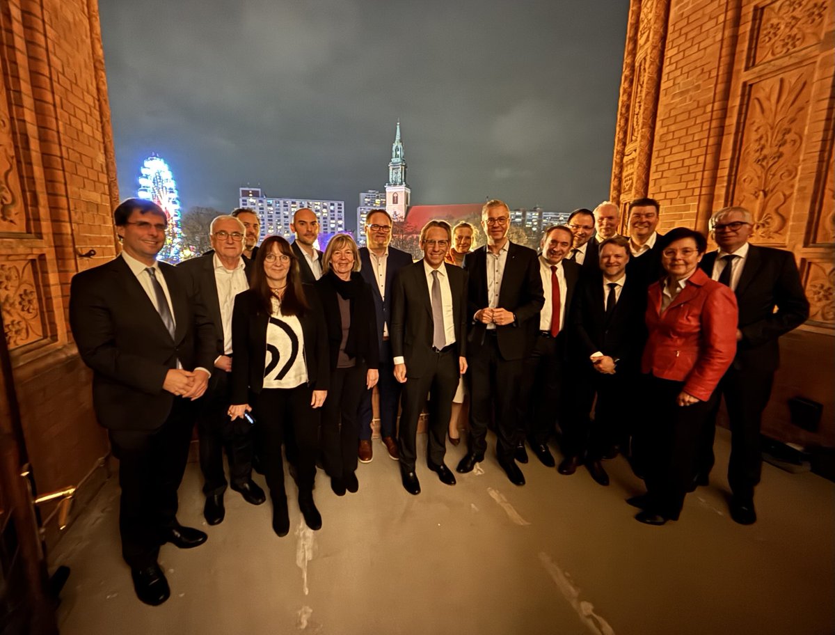 Andreas Dressel (@adressel) on Twitter photo Zweitägige #Finanzministerkonferenz in schwierigen Zeiten - Auftakt im #RotenRathaus, danke <a href="/StefanEvers_Bln/">Stefan Evers</a> f.d.Einladung🙏! @GeraldHeere <a href="/DerDanyal/">Danyal Bayaz</a> <a href="/bjoernfecker/">Björn Fecker</a> <a href="/Doris_Ahnen/">Doris Ahnen</a> <a href="/joergkukies/">Jörg Kukies</a> <a href="/MOptendrenk/">marcus optendrenk</a> <a href="/jakob_eu/">Jakob von Weizsäcker</a> Zweitägige #Finanzministerkonferenz in schwierigen Zeiten - Auftakt im #RotenRathaus, danke <a href="/StefanEvers_Bln/">Stefan Evers</a> f.d.Einladung🙏! @GeraldHeere <a href="/DerDanyal/">Danyal Bayaz</a> <a href="/bjoernfecker/">Björn Fecker</a> <a href="/Doris_Ahnen/">Doris Ahnen</a> <a href="/joergkukies/">Jörg Kukies</a> <a href="/MOptendrenk/">marcus optendrenk</a> <a href="/jakob_eu/">Jakob von Weizsäcker</a>